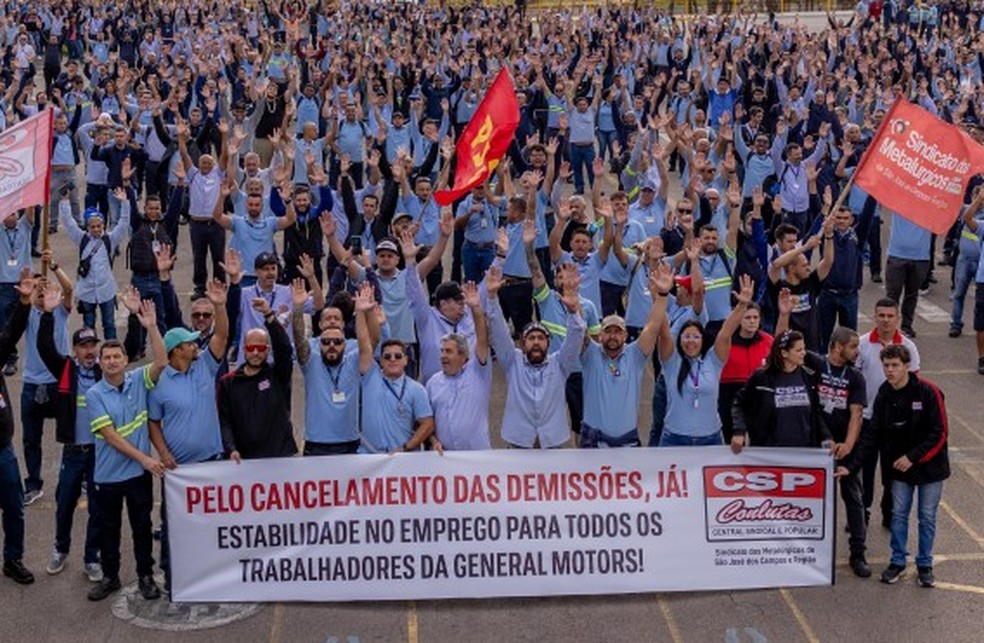 Funcionários da GM entram em greve após demissões por telegrama em três fábricas no Brasil