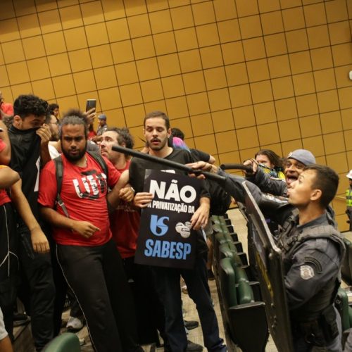 Dois manifestantes presos em protesto contra privatização da Sabesp na Alesp têm prisão em flagrante convertida em preventiva