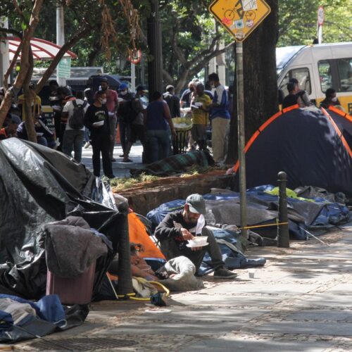 Câmara de SP aprova em 1ª votação projeto que prevê multa de R$ 17 mil a quem doar comida a moradores de rua; entenda
