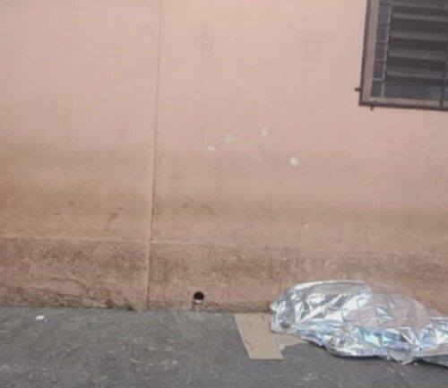 Corpo de homem em situação de rua é descoberto sem vida em frente a abrigo na Zona Leste de São Paulo.