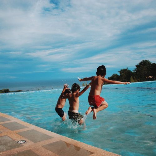 Carnaval 2025: prevenção ao afogamento e dicas de segurança na piscina