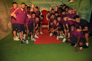 Time Sub-20 do Barcelona visita exposição em homenagem a Pelé no Maracanã