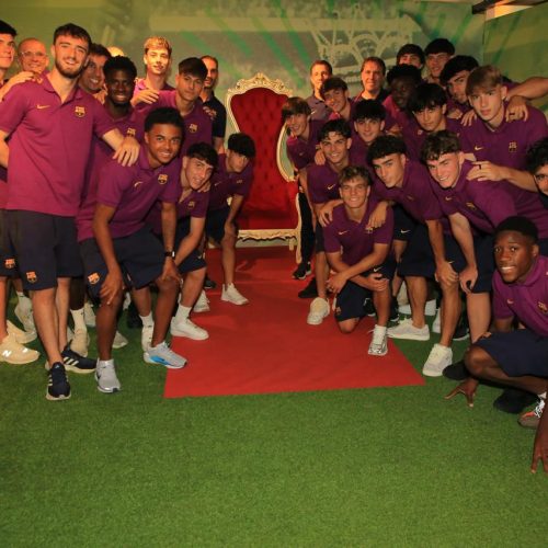 Time Sub-20 do Barcelona visita exposição em homenagem a Pelé no Maracanã