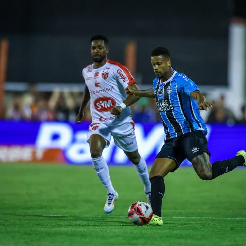 Estreante Weverton brilha e Grêmio vence Guarany de Bagé por 2 a 0, assumindo a ponta do Grupo B