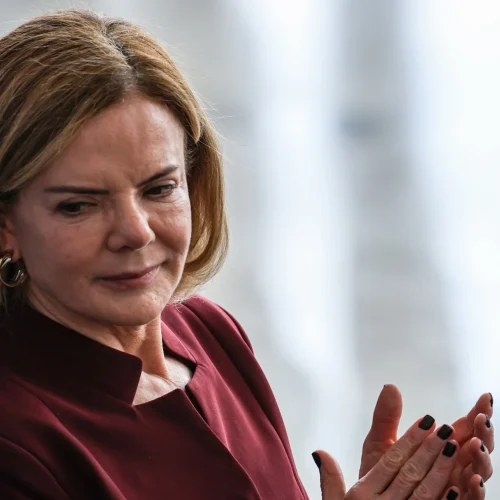 Gleisi Hoffmann solicita substituição de Guilherme Derrite na relatoria do projeto de lei contra facções