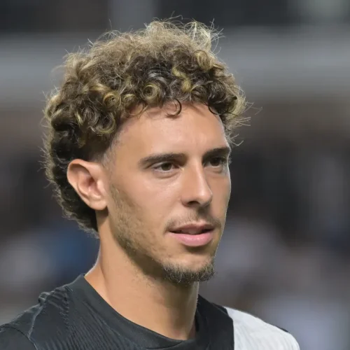 Fúria da torcida do Vasco se volta contra Nuno Moreira após empate sem gols na Sul-Americana
