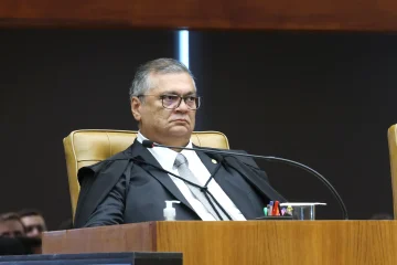Flávio Dino rejeita solicitação de prisão em casa para a influenciadora Deolane Bezerra