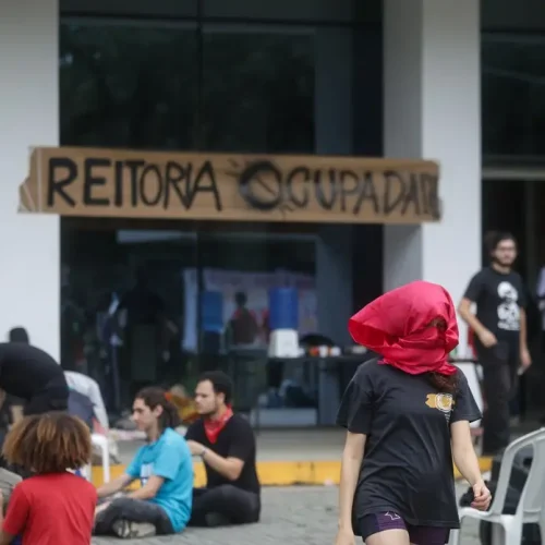 Docentes da USP iniciam greve em solidariedade aos alunos e por aumento salarial