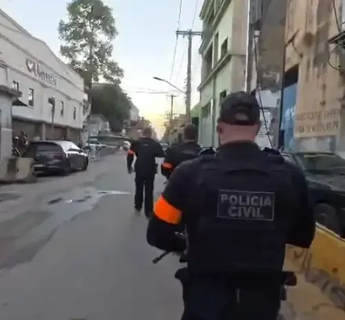 Ação da DRFA-CAP na Maré enfrenta facção do Comando Vermelho, gera tiroteio e bloqueia trechos da Linha Vermelha