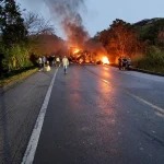 Tragédia em Minas Gerais: Colisão entre ônibus e caminhão deixa oito mortos e dez feridos