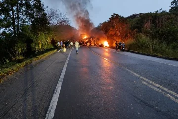 Tragédia em Minas Gerais: Colisão entre ônibus e caminhão deixa oito mortos e dez feridos