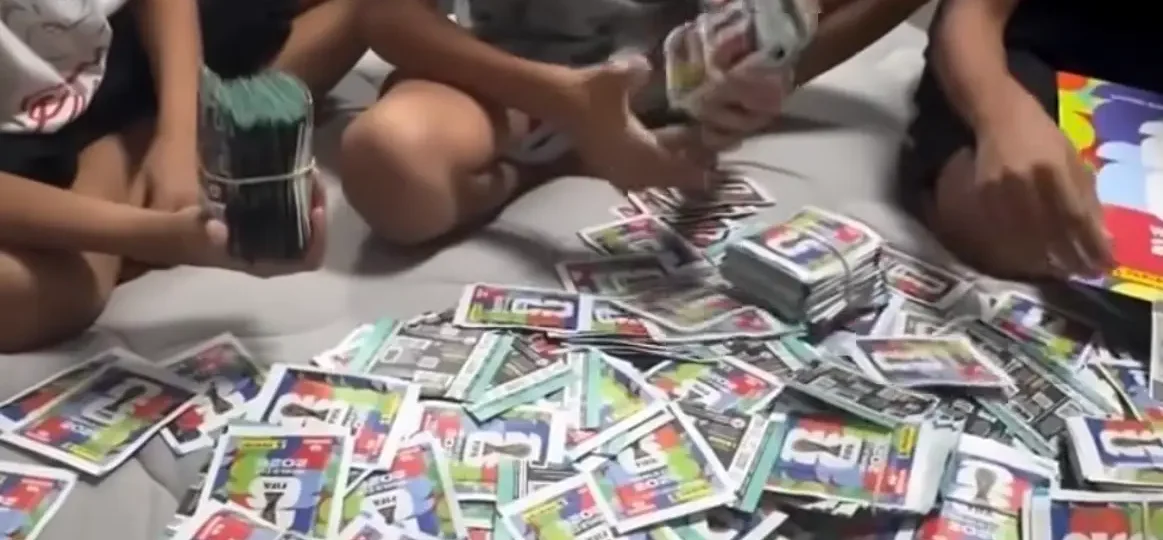Polícia confiscou 200 mil figurinhas fraudulentas da Copa e oferece dicas para reconhecê-las