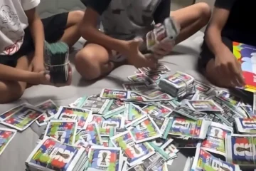 Polícia confiscou 200 mil figurinhas fraudulentas da Copa e oferece dicas para reconhecê-las