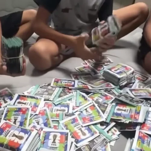 Polícia confiscou 200 mil figurinhas fraudulentas da Copa e oferece dicas para reconhecê-las