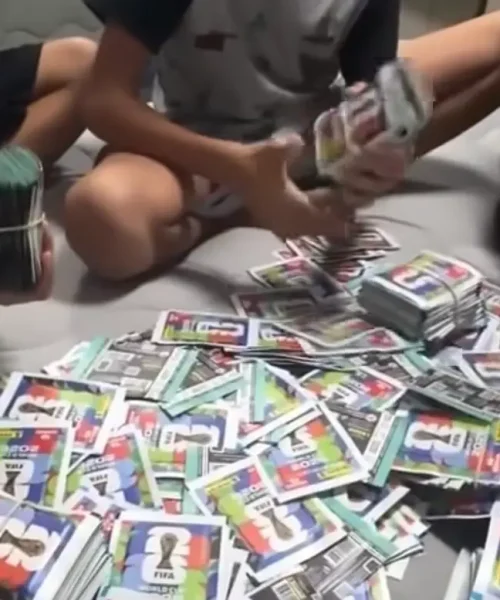 Polícia confiscou 200 mil figurinhas fraudulentas da Copa e oferece dicas para reconhecê-las