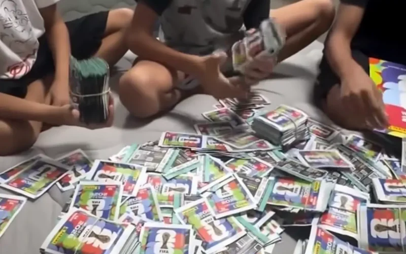 Polícia confiscou 200 mil figurinhas fraudulentas da Copa e oferece dicas para reconhecê-las