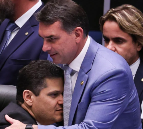 Alcolumbre é cortejado por grupo de Flávio Bolsonaro na disputa pela sucessão no governo do Rio