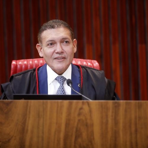 Lula e Alcolumbre se reencontram em cerimônia do TSE, sentando juntos pela primeira vez desde 2022