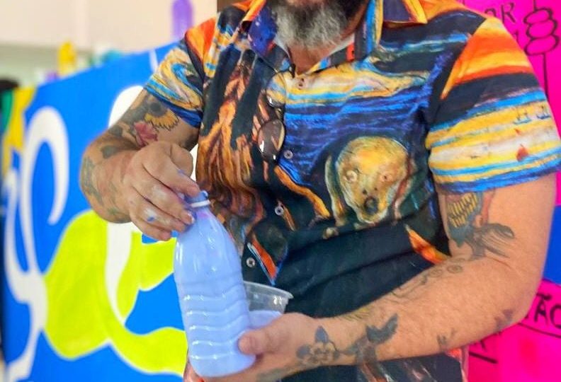 Mestre Ailton Santana transforma memórias, sentimentos e raízes nordestinas em obras de arte