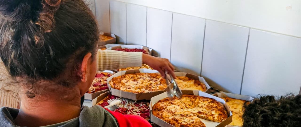MegaG transforma o Dia da Pizza em um gesto de carinho para crianças acolhidas pelo Lar Agrícola A Semente