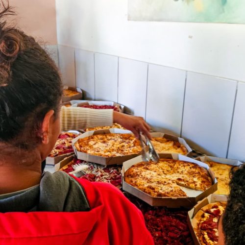 MegaG transforma o Dia da Pizza em um gesto de carinho para crianças acolhidas pelo Lar Agrícola A Semente
